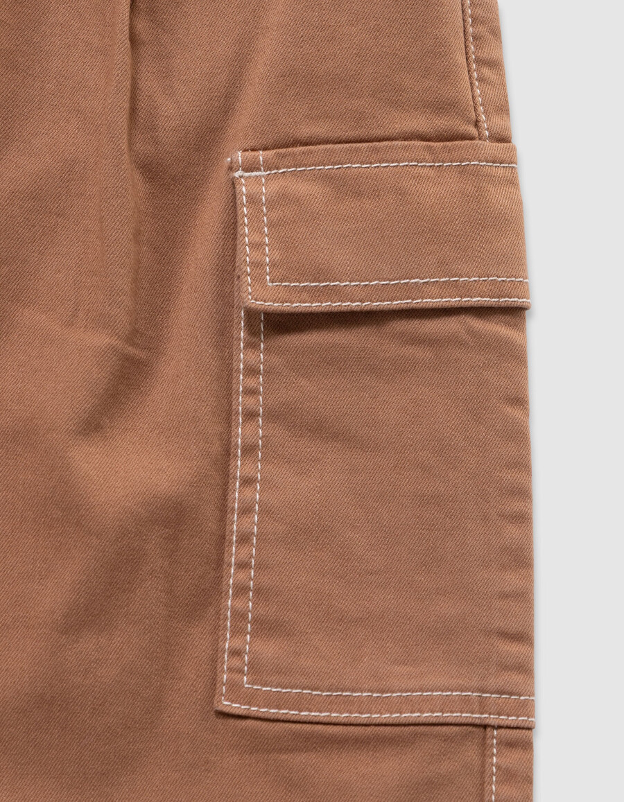 mädchen-jeans im cargo-stil mit weitem bein in kamelbraun