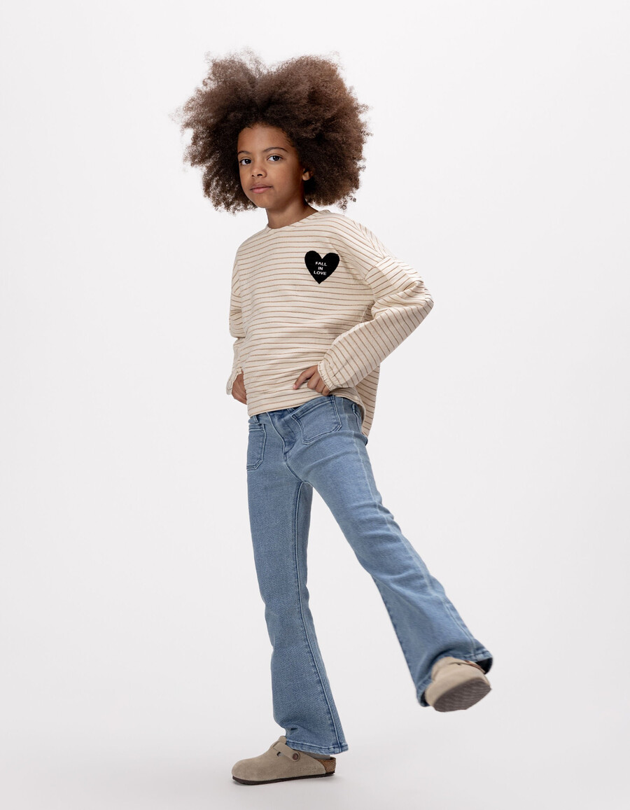 mädchen-jeans mit blauem schlag und aufgesetzten taschen