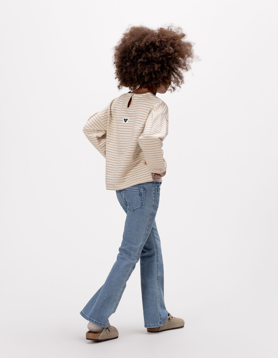 mädchen-jeans mit blauem schlag und aufgesetzten taschen