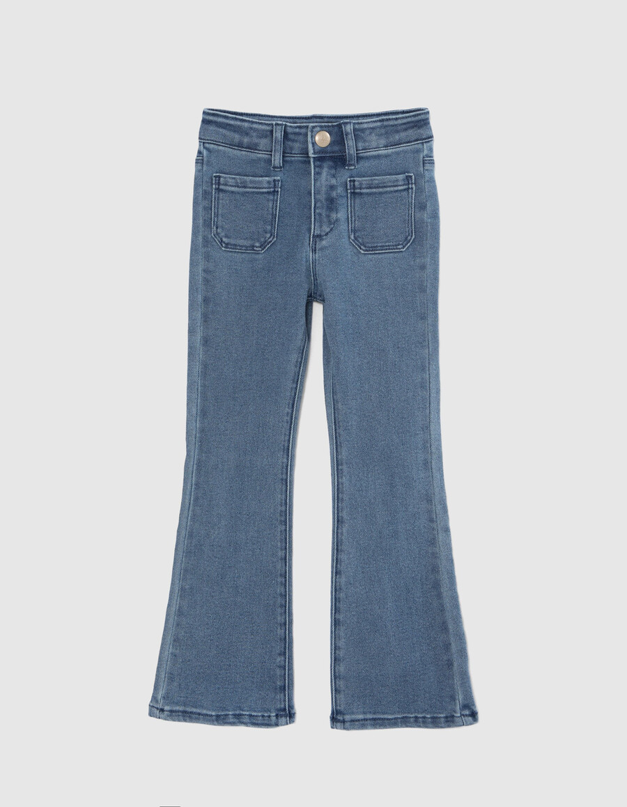 mädchen-jeans mit blauem schlag und aufgesetzten taschen