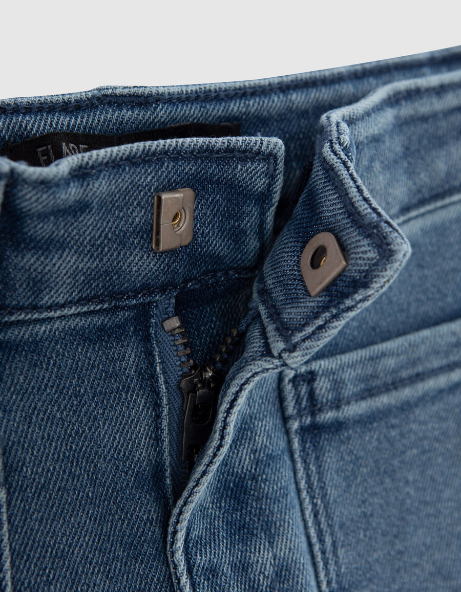 mädchen-jeans mit blauem schlag und aufgesetzten taschen