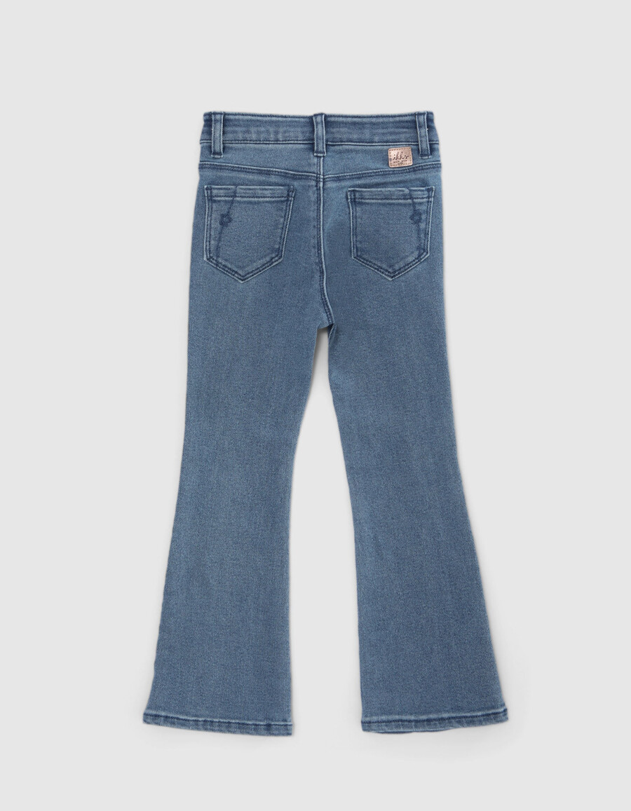 mädchen-jeans mit blauem schlag und aufgesetzten taschen