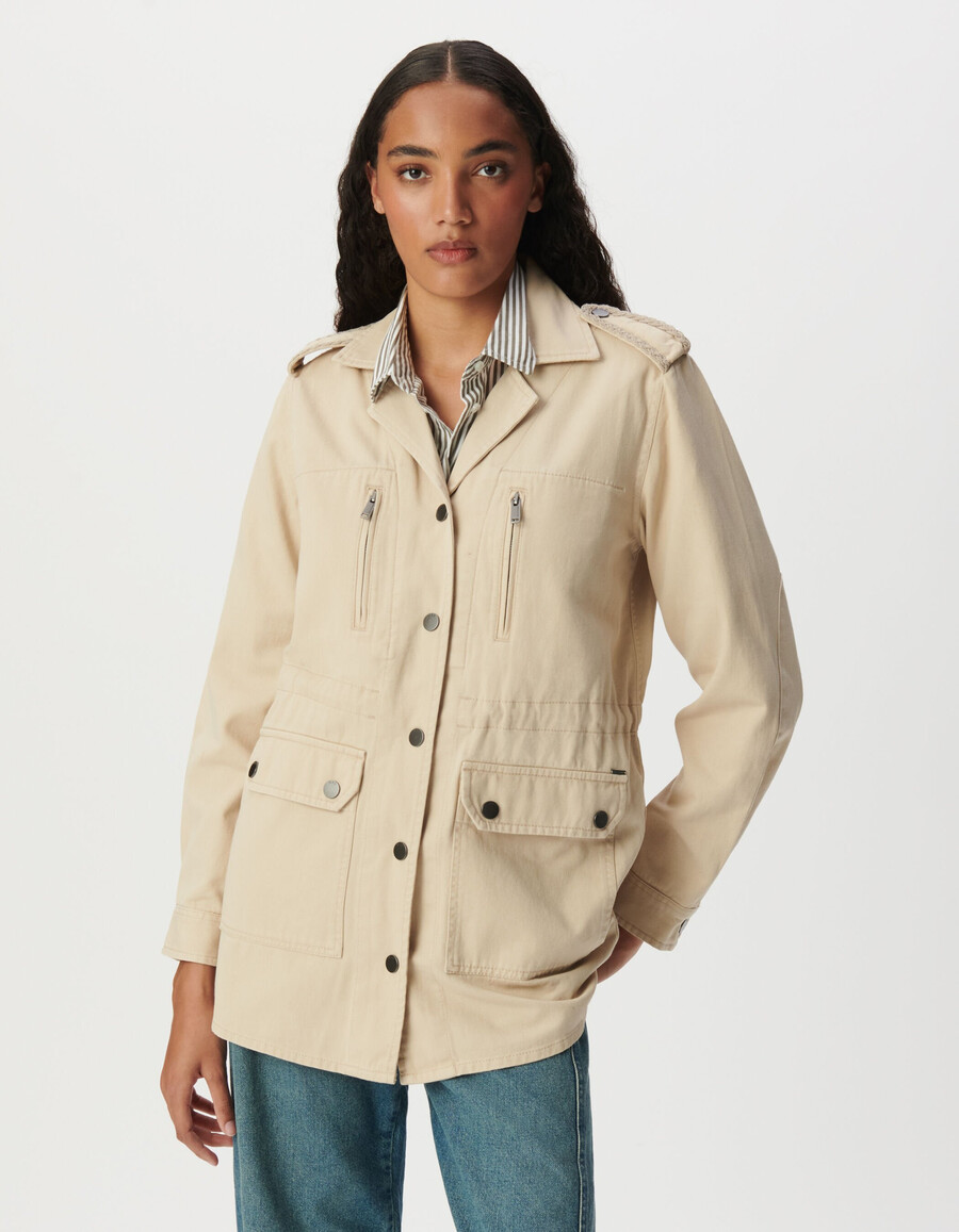 beige safarijacke für damen mit schulterstickerei