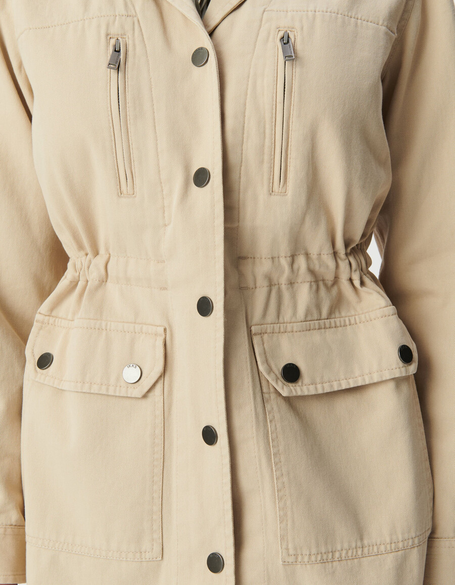 beige safarijacke für damen mit schulterstickerei
