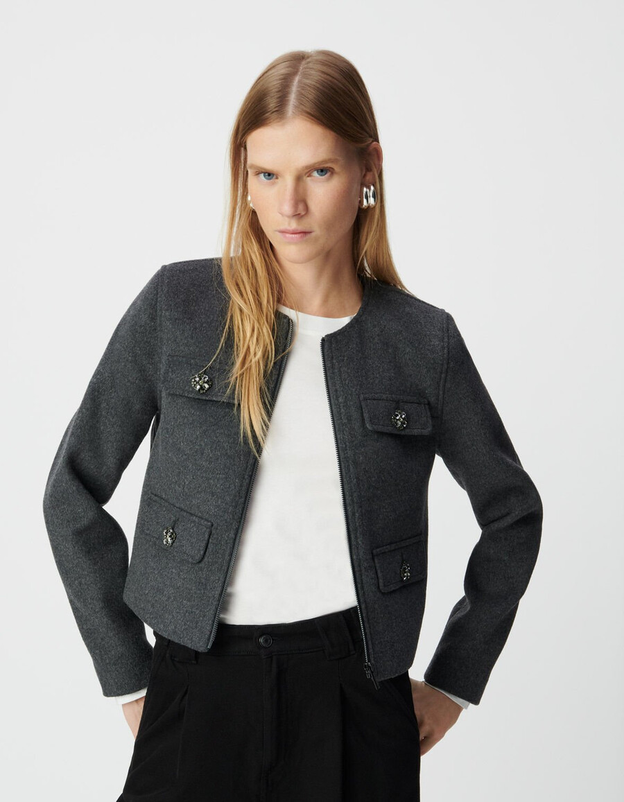 grauer damen-kastenpullover aus wollstoff mit strassknöpfen