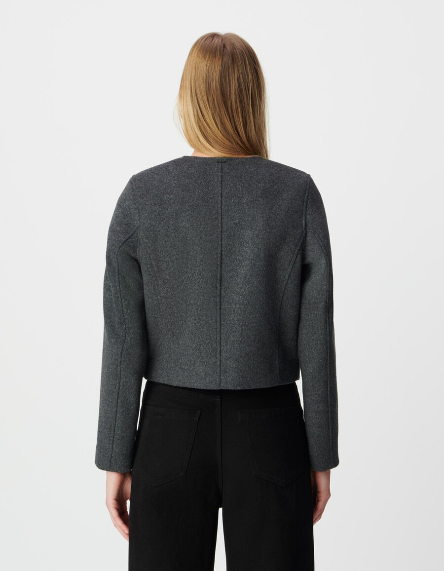 grauer damen-kastenpullover aus wollstoff mit strassknöpfen