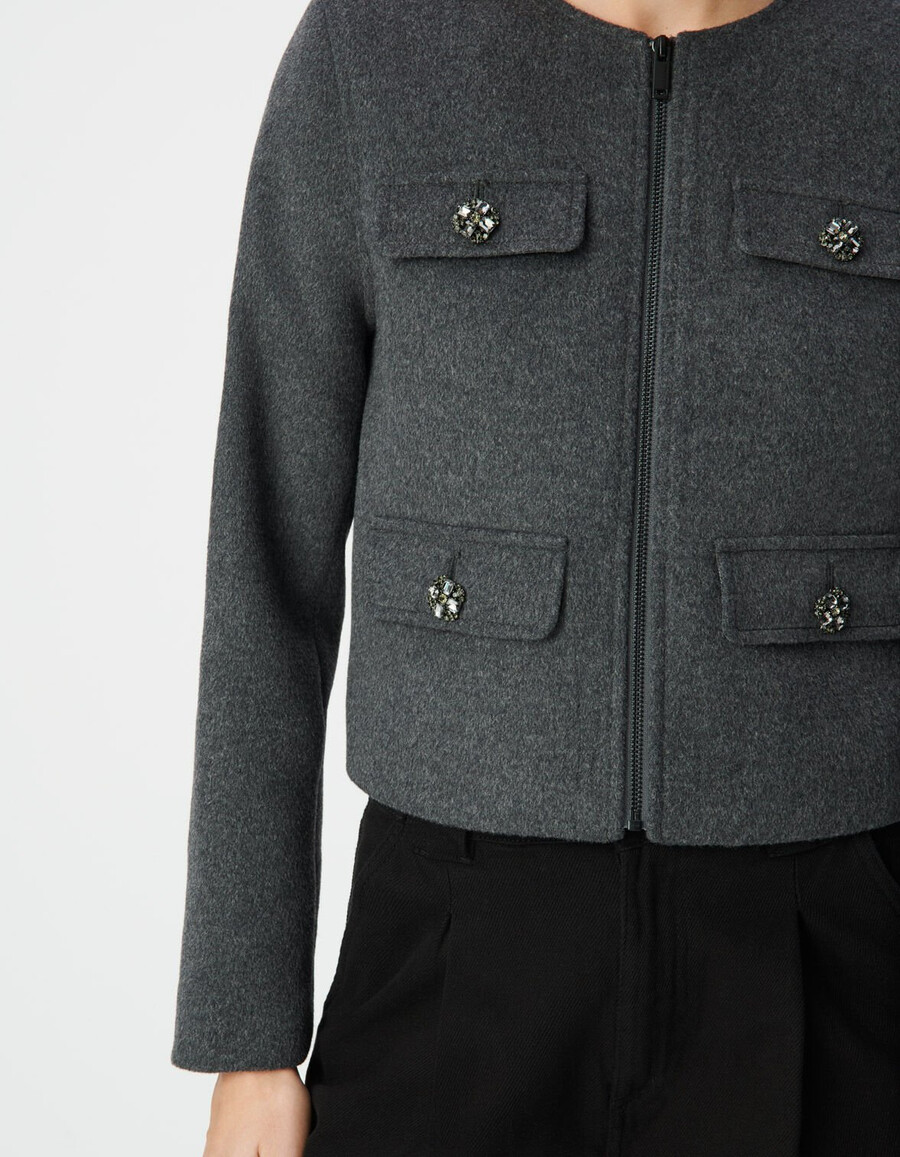 grauer damen-kastenpullover aus wollstoff mit strassknöpfen