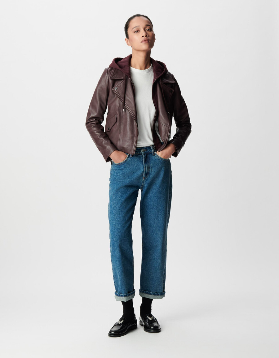 damen-bikerjacke aus burgunderrotem leder mit abnehmbarer kapuze