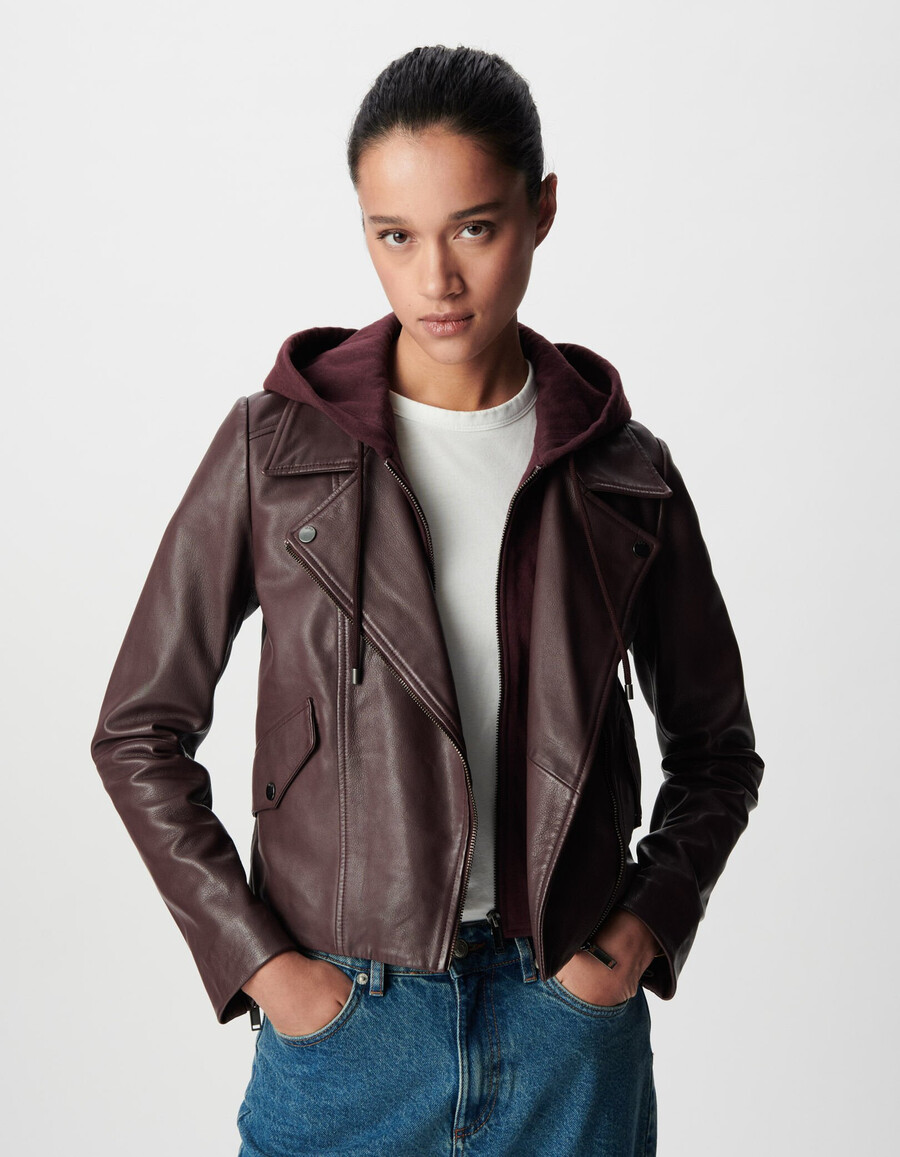 damen-bikerjacke aus burgunderrotem leder mit abnehmbarer kapuze