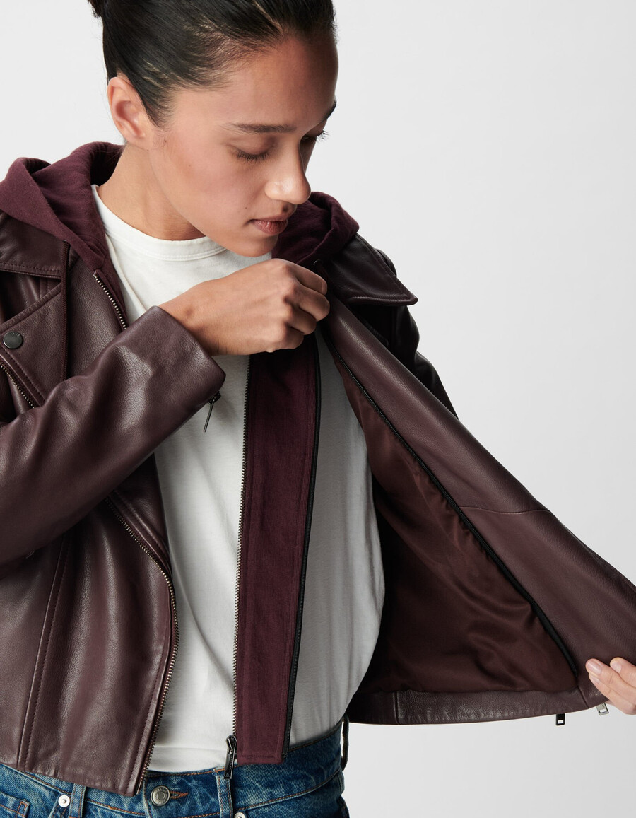 damen-bikerjacke aus burgunderrotem leder mit abnehmbarer kapuze