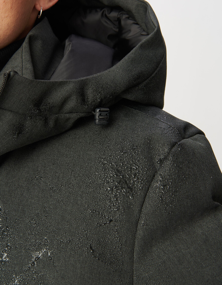 graue wasserdichte wattierte herrenjacke mit kapuze