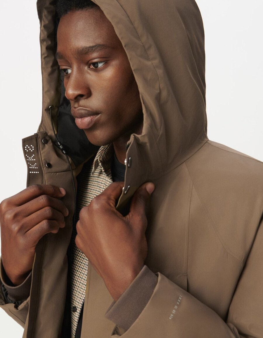 beige gesteppter wasserdichter und atmungsaktiver herrenparka