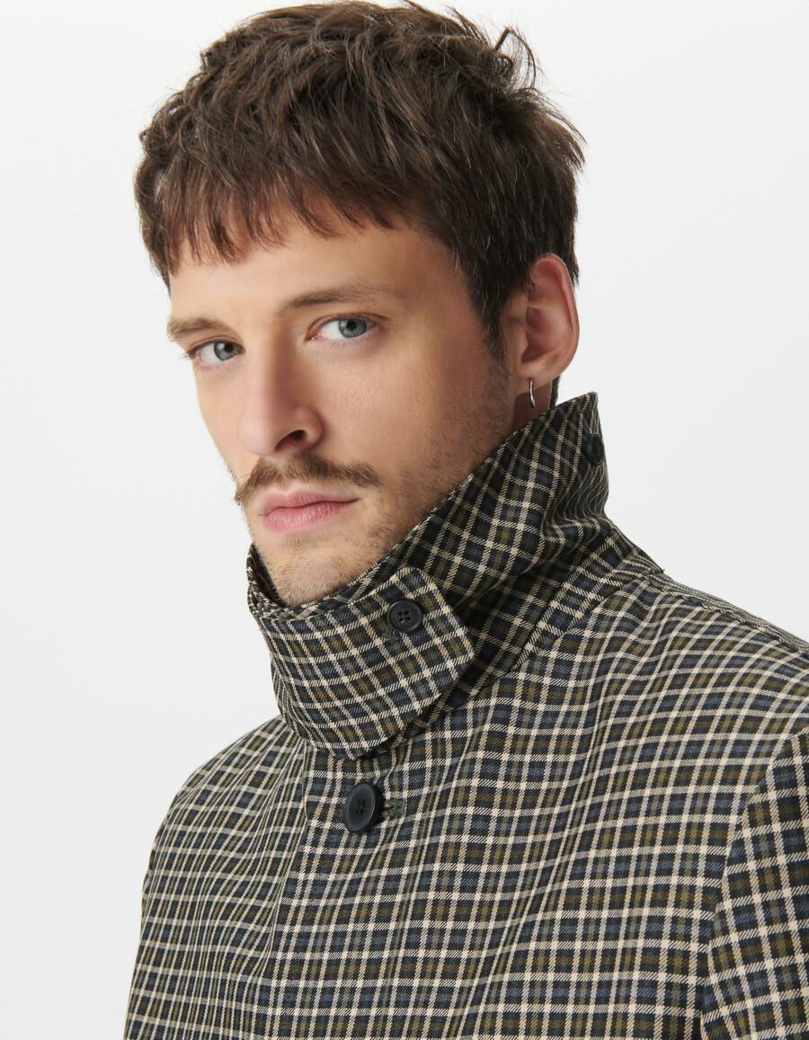 herren-trenchcoat in khaki mit karomuster