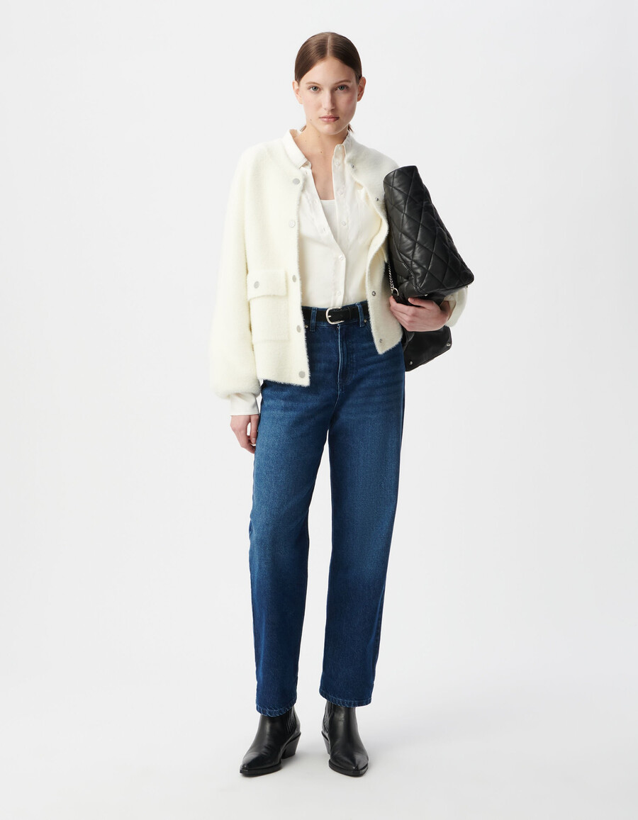weißer flauschiger damen-strickcardigan mit aufgesetzten druckknopftaschen