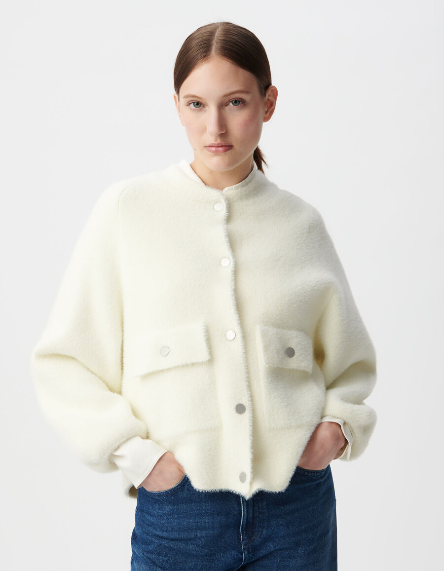 weißer flauschiger damen-strickcardigan mit aufgesetzten druckknopftaschen