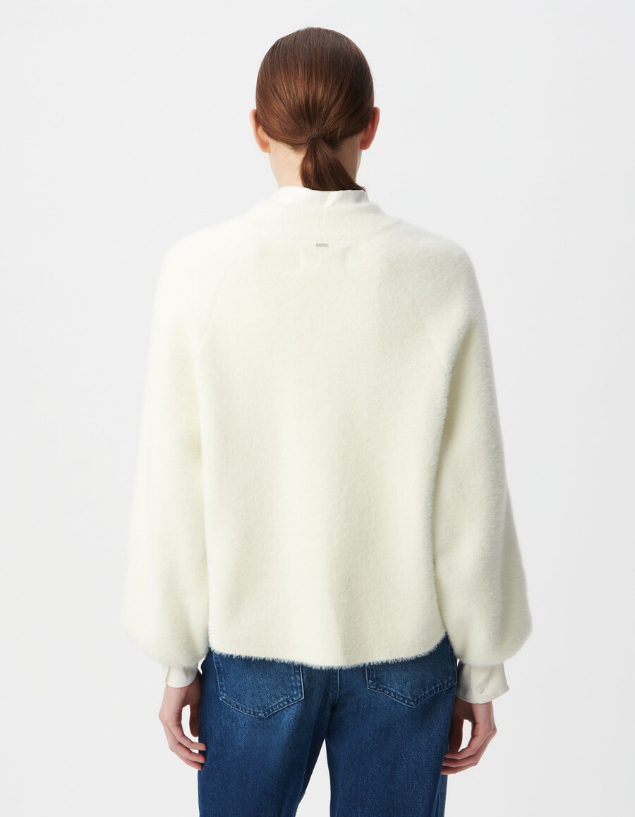 weißer flauschiger damen-strickcardigan mit aufgesetzten druckknopftaschen