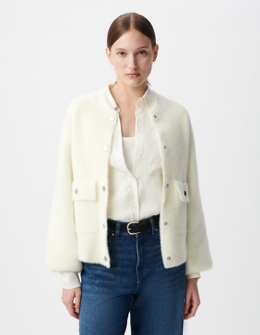 weißer flauschiger damen-strickcardigan mit aufgesetzten druckknopftaschen