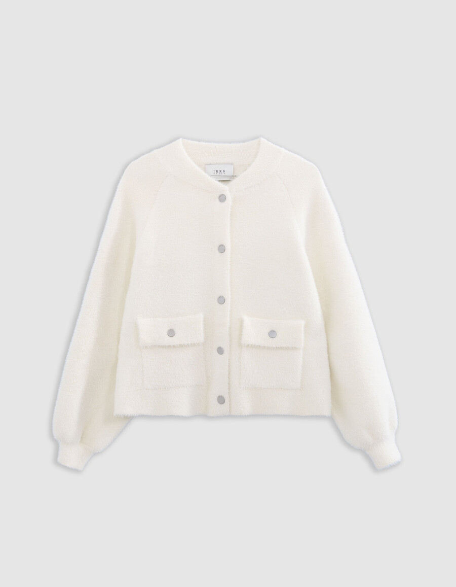 weißer flauschiger damen-strickcardigan mit aufgesetzten druckknopftaschen