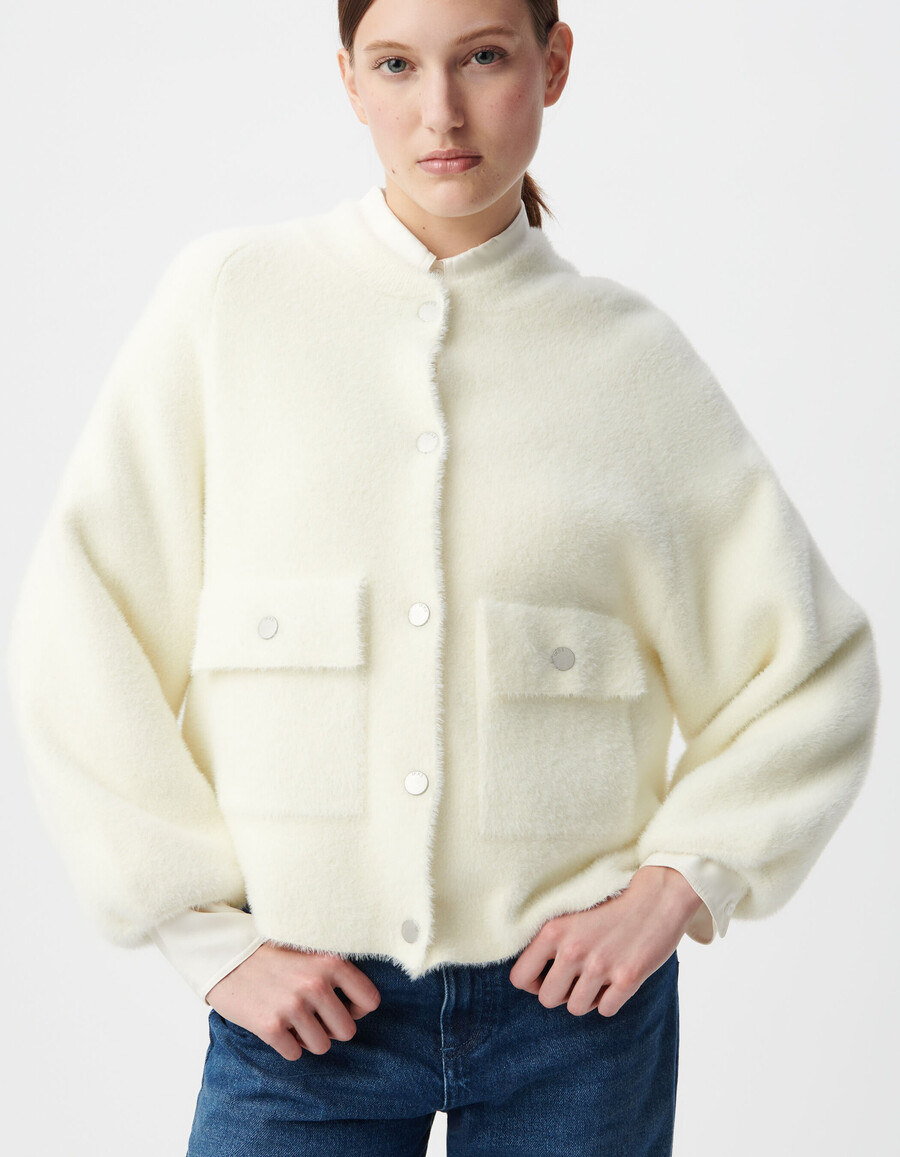 weißer flauschiger damen-strickcardigan mit aufgesetzten druckknopftaschen