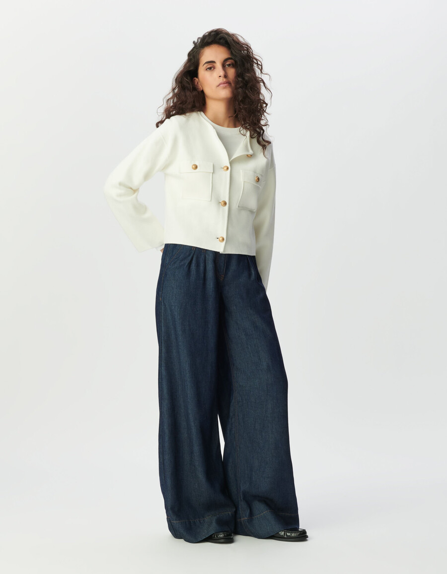 weißer kurzer strickcardigan für damen mit aufgesetzten taschen
