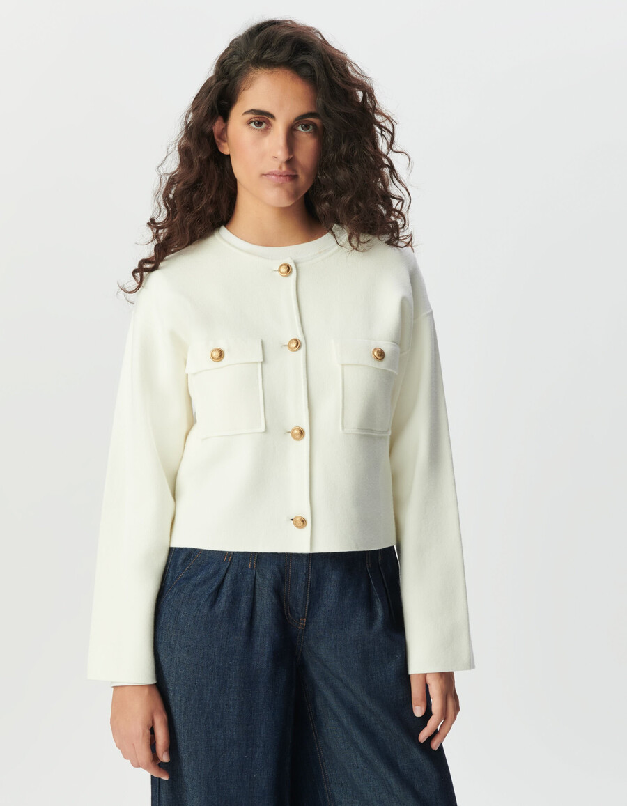 weißer kurzer strickcardigan für damen mit aufgesetzten taschen
