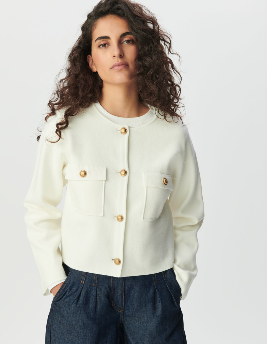 weißer kurzer strickcardigan für damen mit aufgesetzten taschen