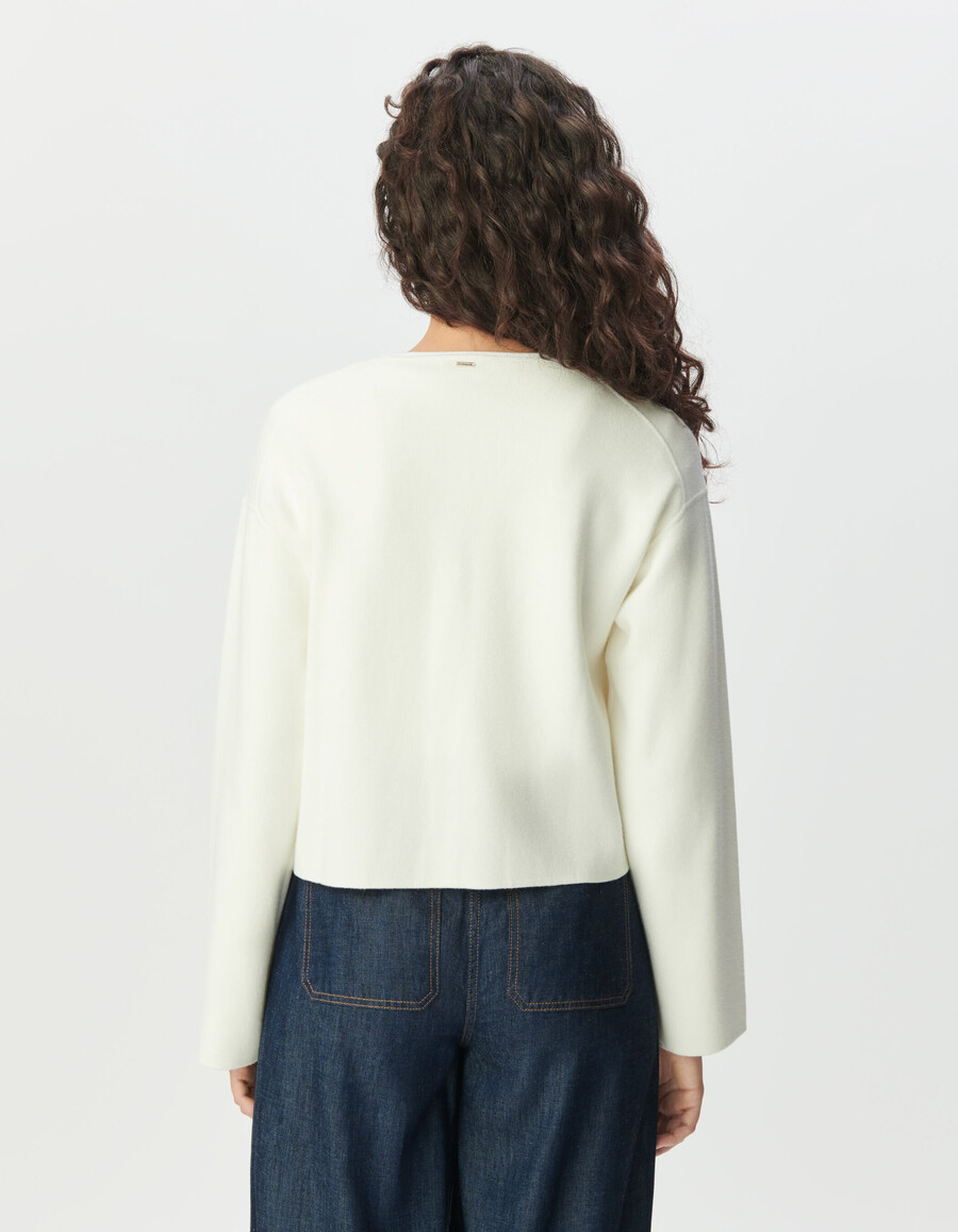 weißer kurzer strickcardigan für damen mit aufgesetzten taschen