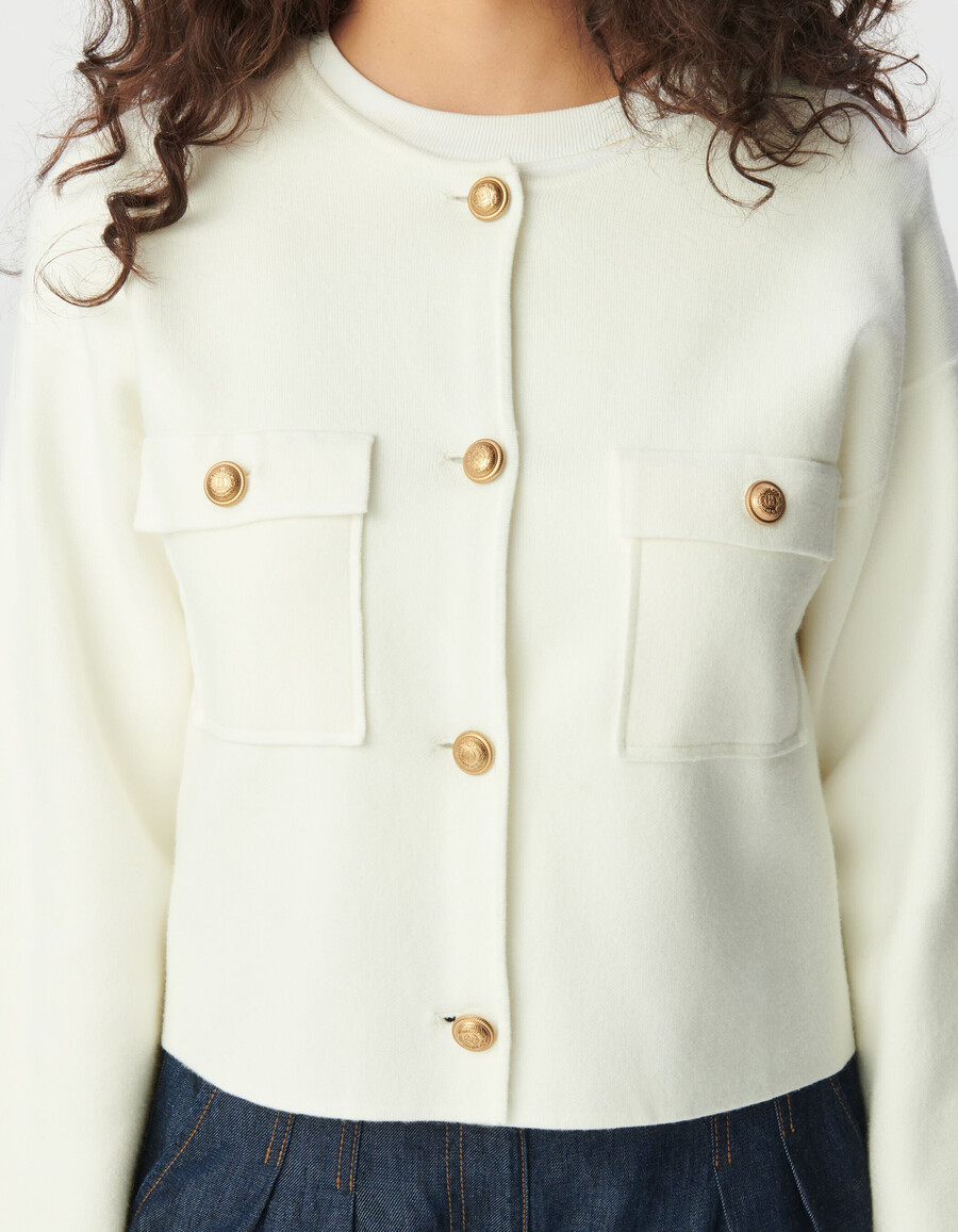 weißer kurzer strickcardigan für damen mit aufgesetzten taschen