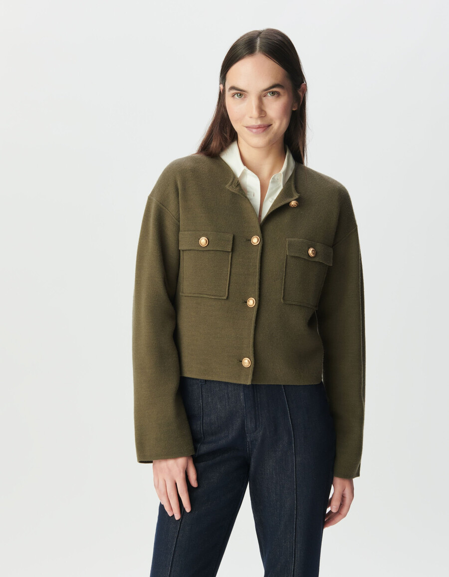 kurzer marineblauer strickcardigan für damen mit aufgesetzten taschen