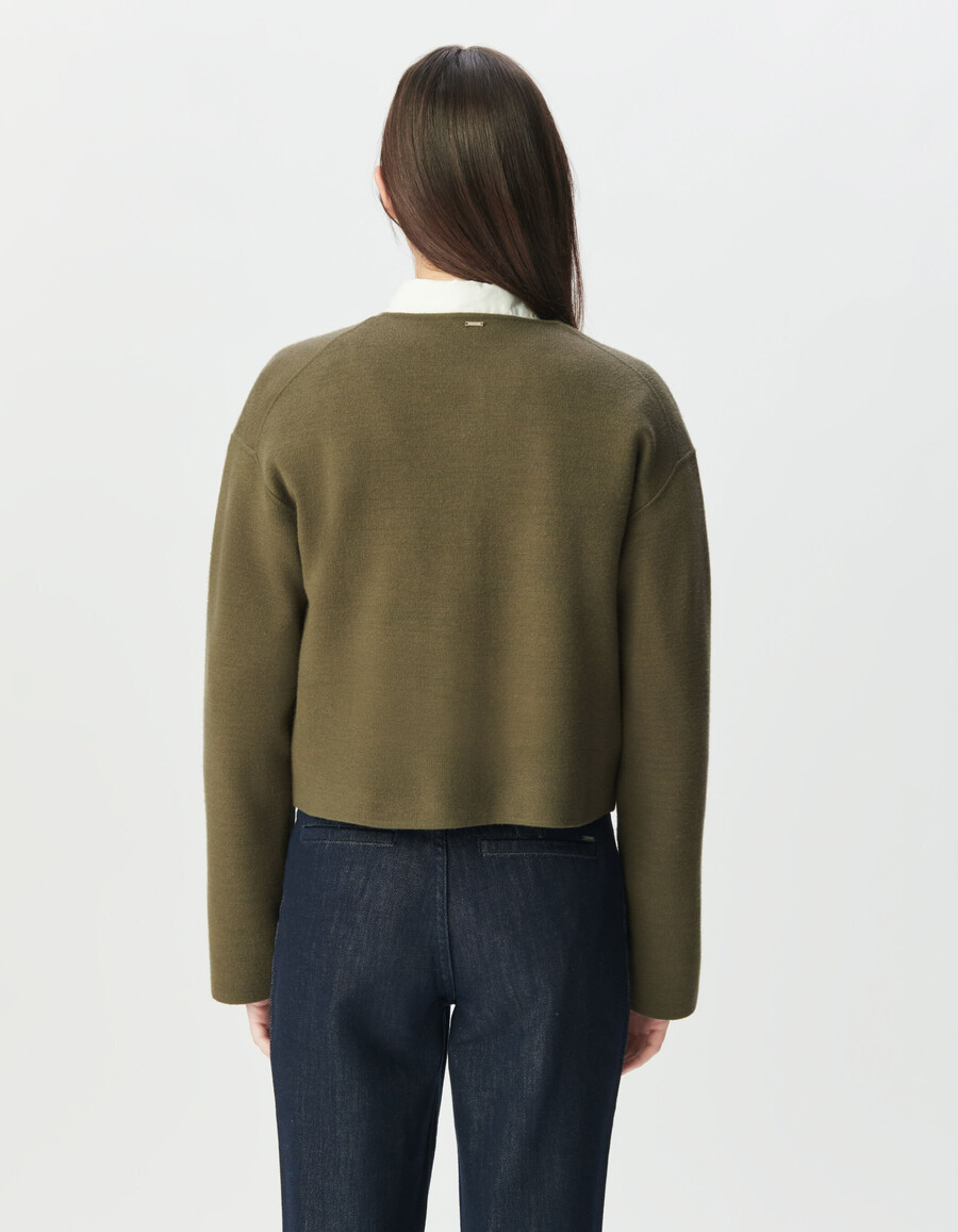 kurzer marineblauer strickcardigan für damen mit aufgesetzten taschen