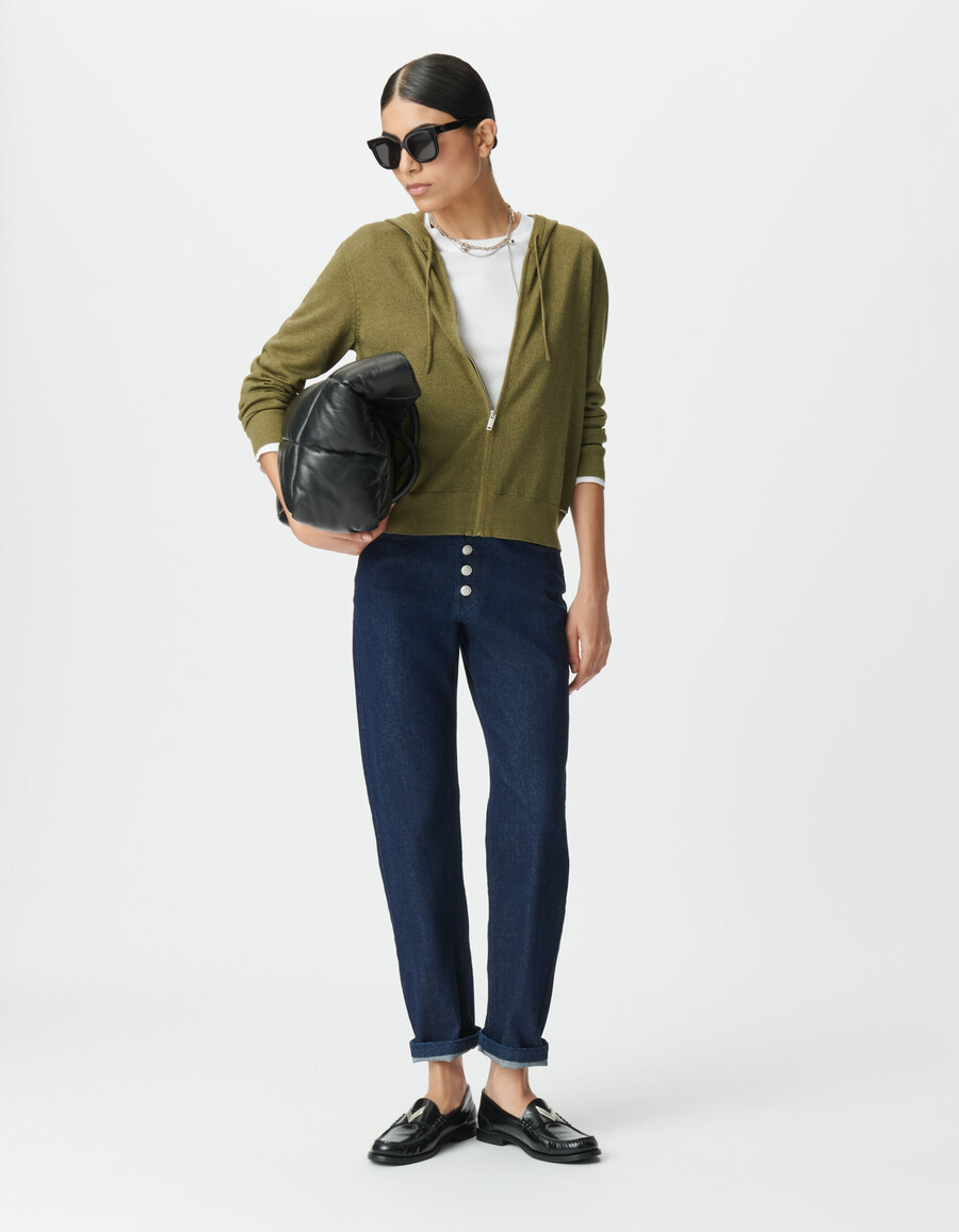 damen-strickjacke mit kapuze aus khakifarbenem lurex-strick chevron-muster auf dem rücken