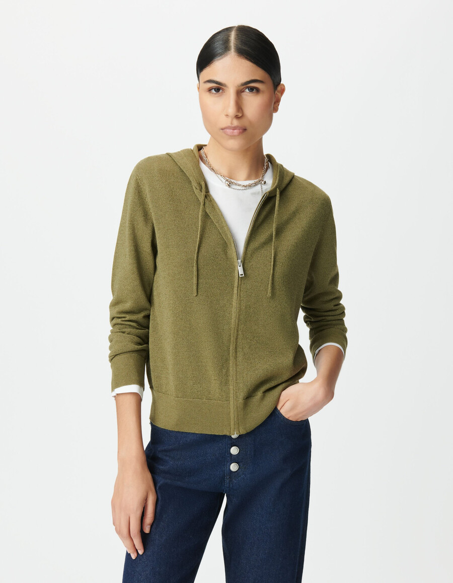 damen-strickjacke mit kapuze aus khakifarbenem lurex-strick chevron-muster auf dem rücken