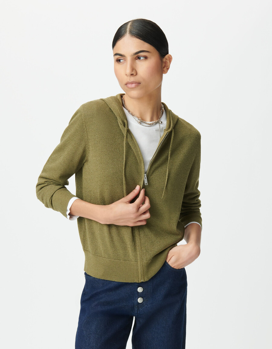 damen-strickjacke mit kapuze aus khakifarbenem lurex-strick chevron-muster auf dem rücken