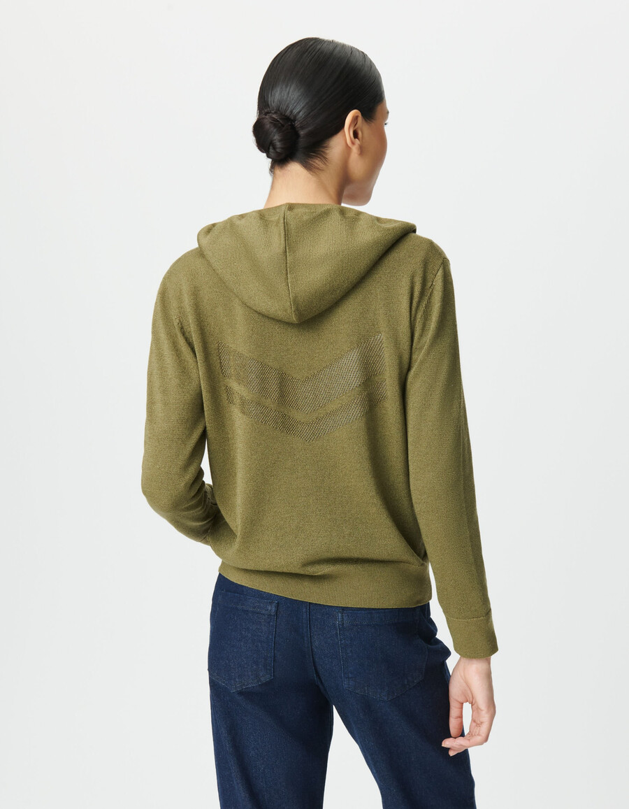 damen-strickjacke mit kapuze aus khakifarbenem lurex-strick chevron-muster auf dem rücken