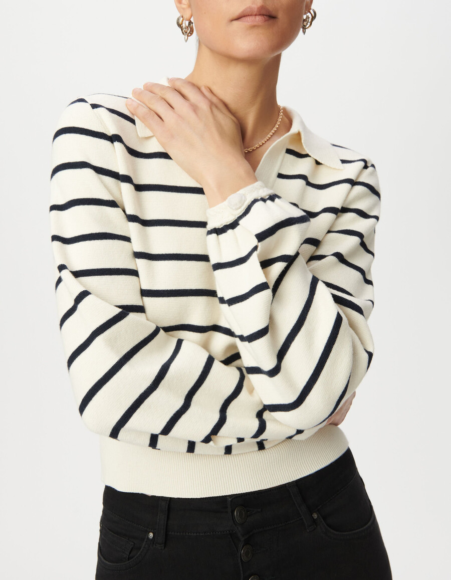 weißer damen-strickpullover mit matrosenstreifen poloshirt-ausschnitt