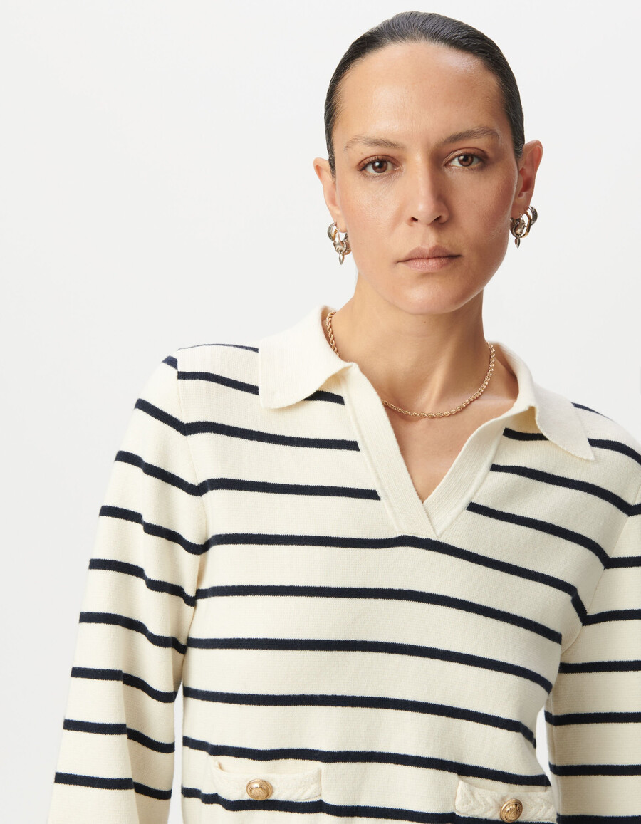 weißer damen-strickpullover mit matrosenstreifen poloshirt-ausschnitt