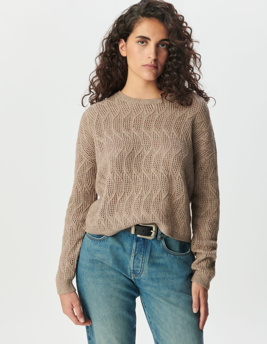 beigefarbener damenpullover mit dekorativem lochmuster