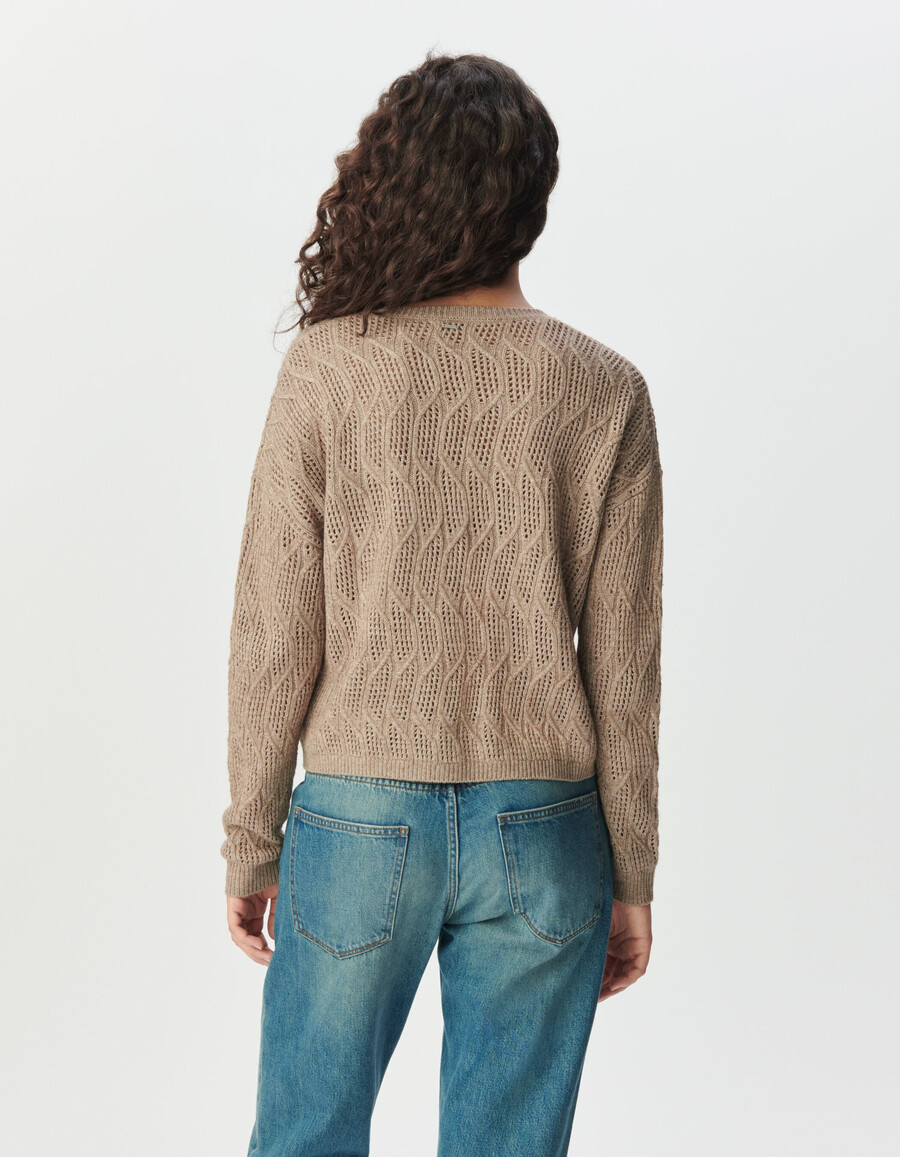 beigefarbener damenpullover mit dekorativem lochmuster