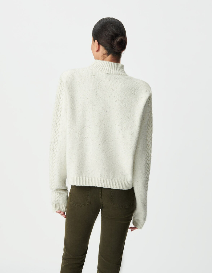 ecrufarbener damen-strickpullover mit lurex-extensions schulterklappen und zopfmuster