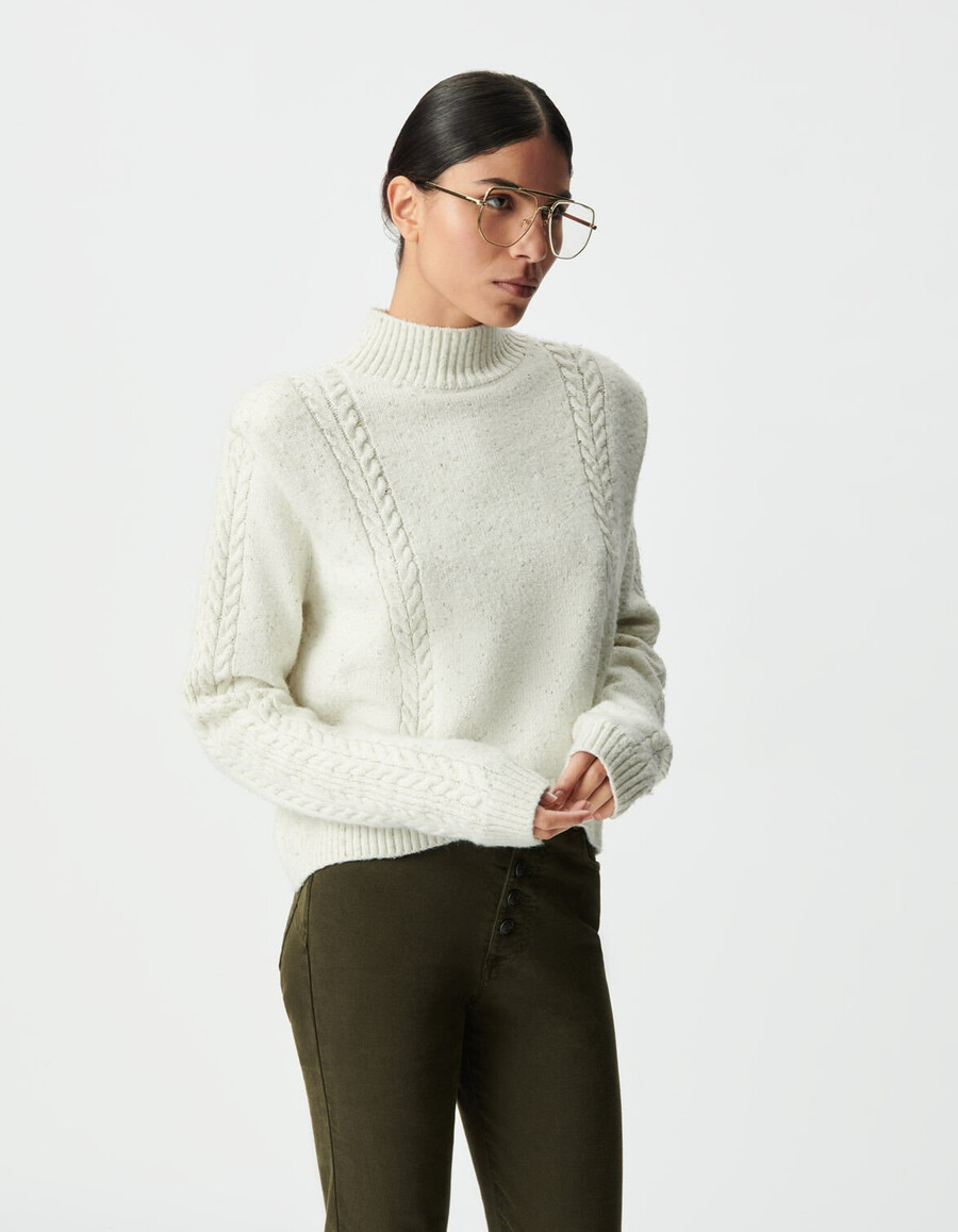 ecrufarbener damen-strickpullover mit lurex-extensions schulterklappen und zopfmuster