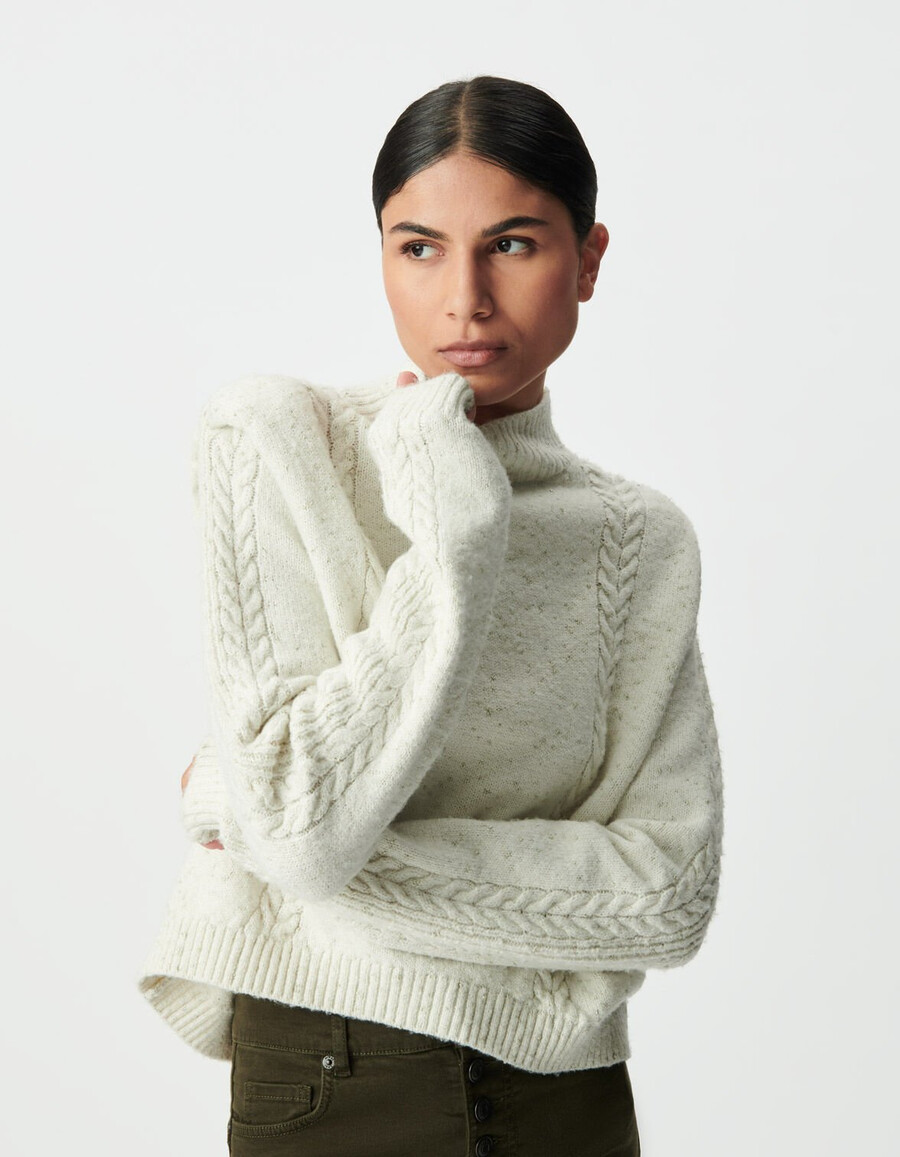 ecrufarbener damen-strickpullover mit lurex-extensions schulterklappen und zopfmuster