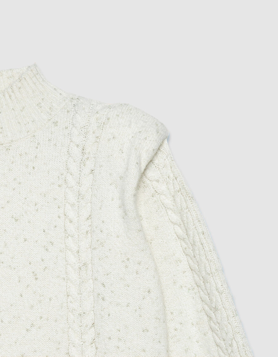 ecrufarbener damen-strickpullover mit lurex-extensions schulterklappen und zopfmuster