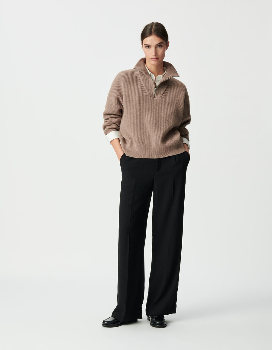 beigefarbener damen-rippstrickpullover mit reißverschluss am kragen