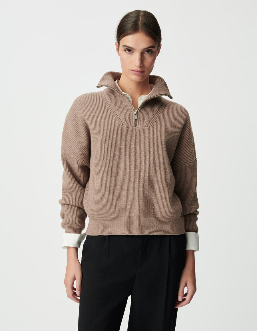 beigefarbener damen-rippstrickpullover mit reißverschluss am kragen