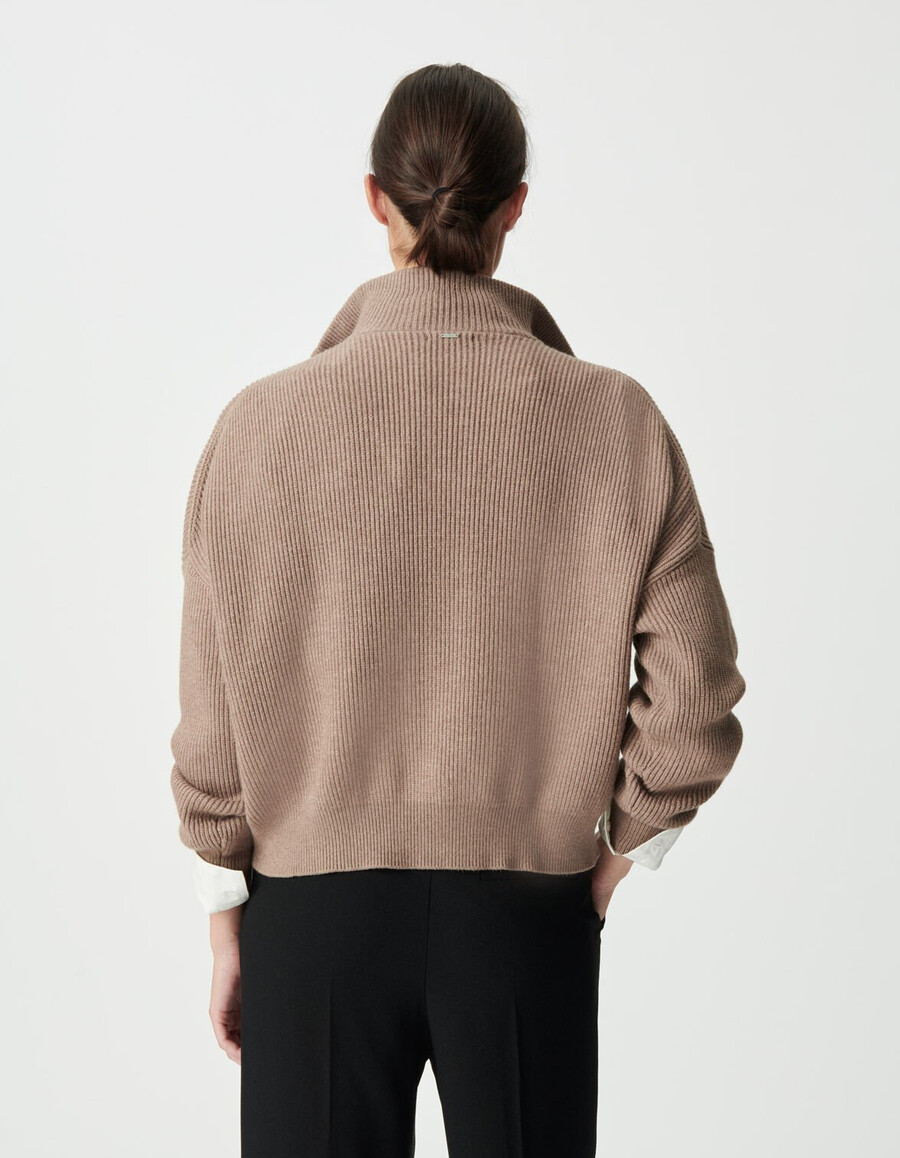beigefarbener damen-rippstrickpullover mit reißverschluss am kragen