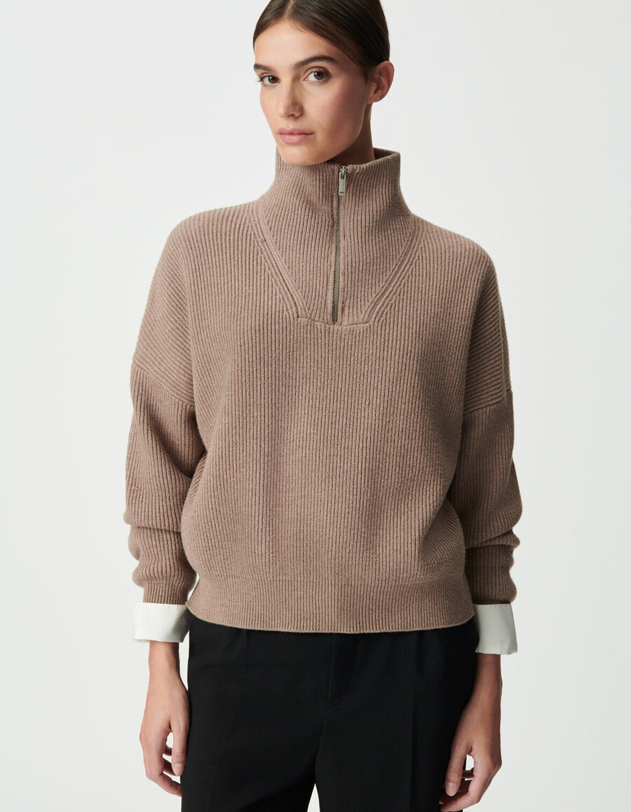 beigefarbener damen-rippstrickpullover mit reißverschluss am kragen