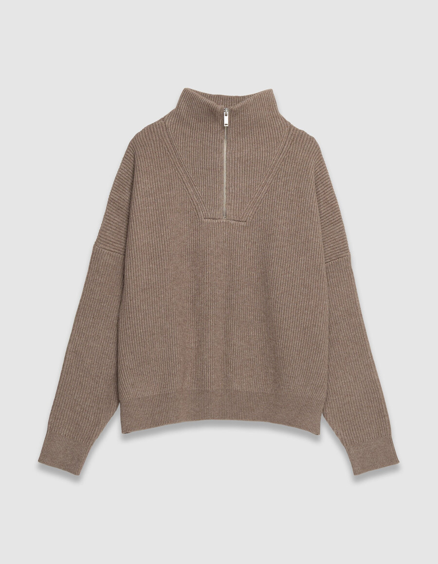 beigefarbener damen-rippstrickpullover mit reißverschluss am kragen