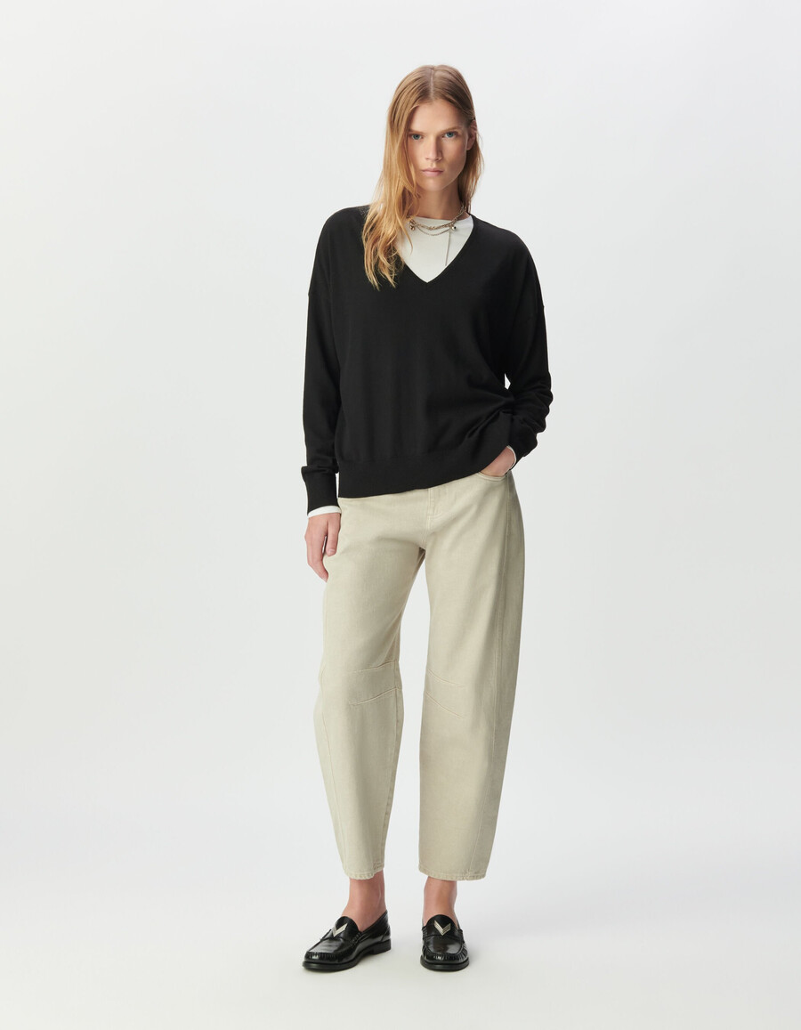 schwarzer fein gestrickter oversize-pullover mit v-ausschnitt für damen