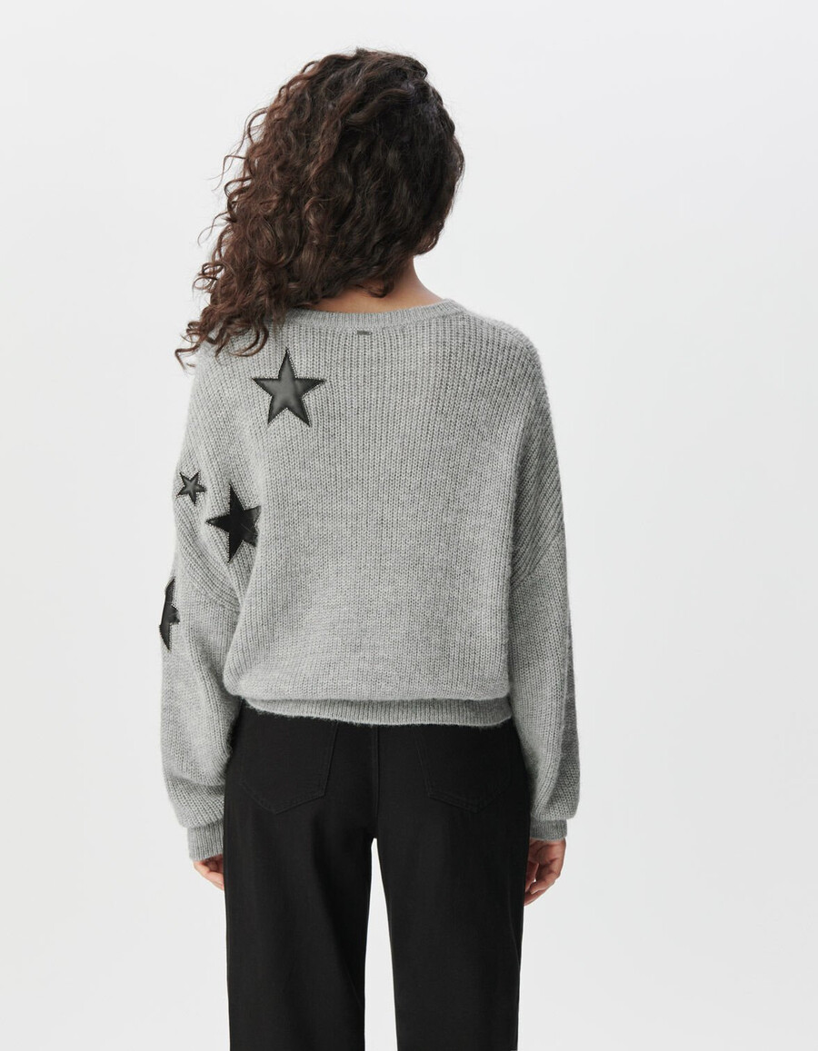 grauer damenstrickpullover mit rockstar-ausschnitten und perlen