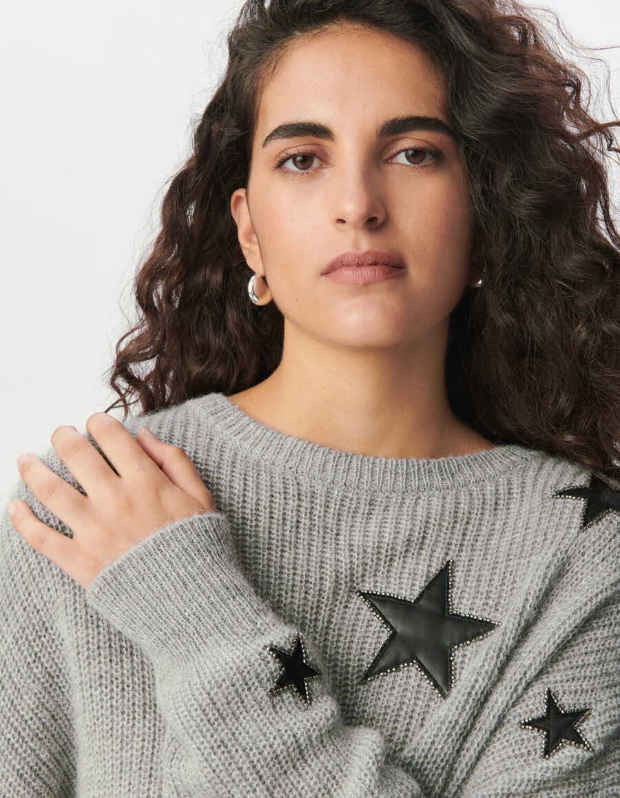 grauer damenstrickpullover mit rockstar-ausschnitten und perlen
